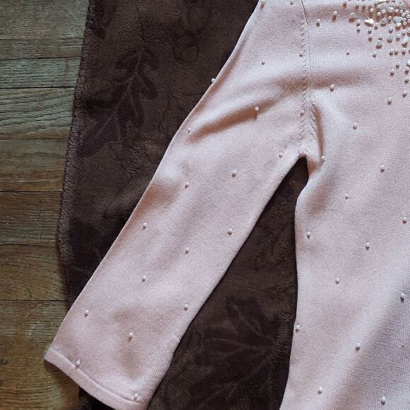 Adorable cashmere like sweater  with pearls - Picture 4 of 11